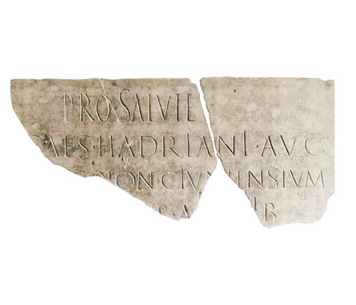 Epigrafía: inscripción sobre placa de mármol dedicada a Adriano